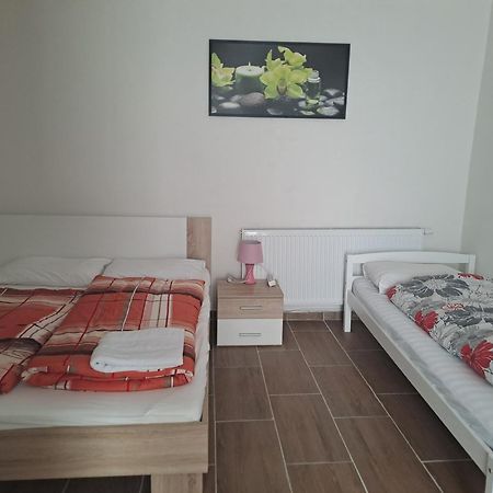 Nha Nghi Cho Cap Doi Va Gia Dinh Apartment Prague Exterior photo