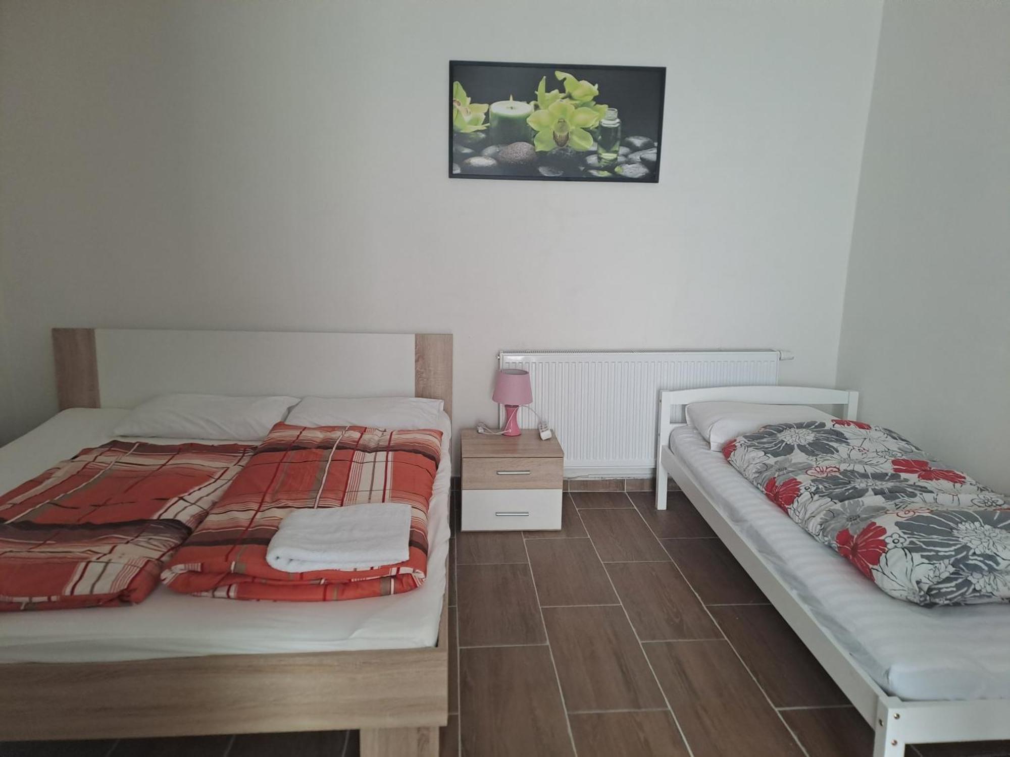 Nha Nghi Cho Cap Doi Va Gia Dinh Apartment Prague Exterior photo